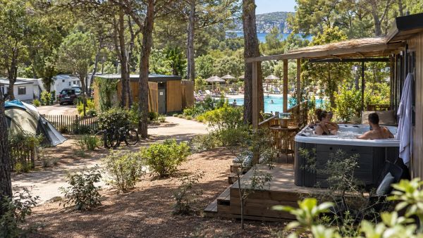 Offrez-vous un séjour romantique en camping avec jacuzzi privatif dans le Var